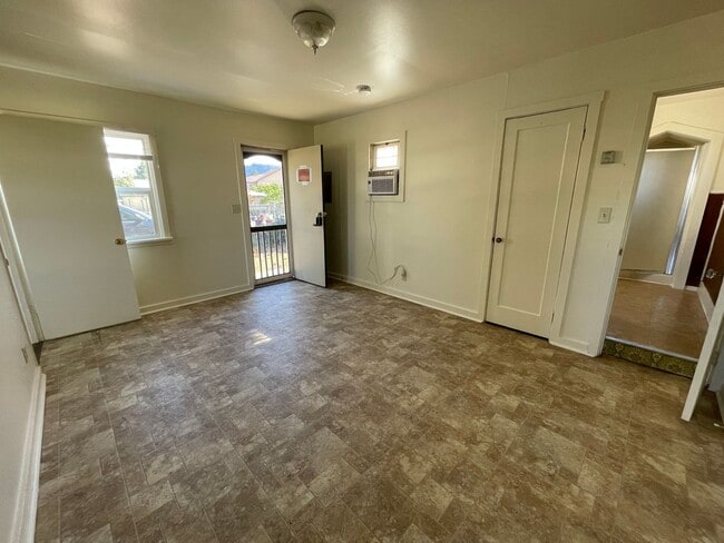 Building Photo - Cozy One Bedroom Home