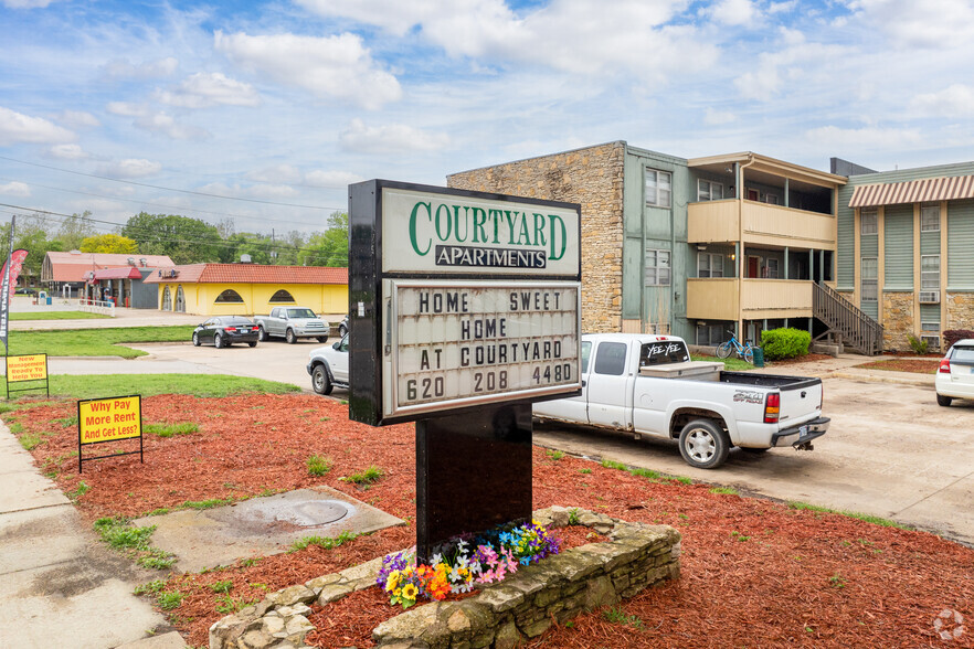 Building Photo - Courtyard Apartments