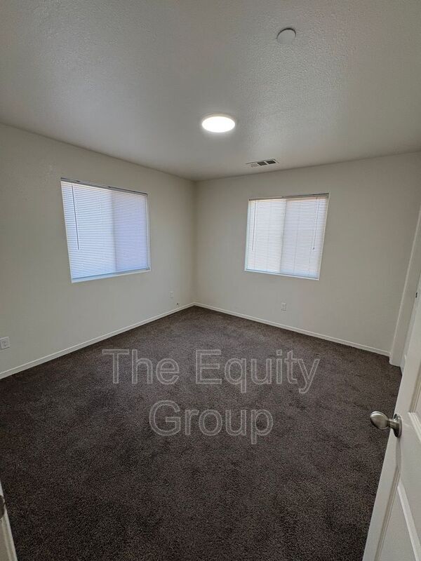 Building Photo - 2106 W Lark Ave