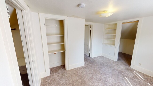 Building Photo - 4 Bedroom House Available August 1st, 2026