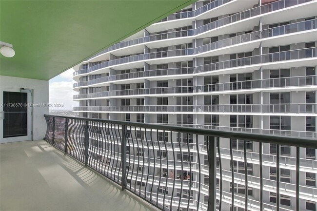 Building Photo - 1756 N Bayshore Dr