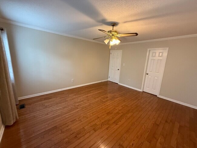Building Photo - 5556 Hunters Hill Rd