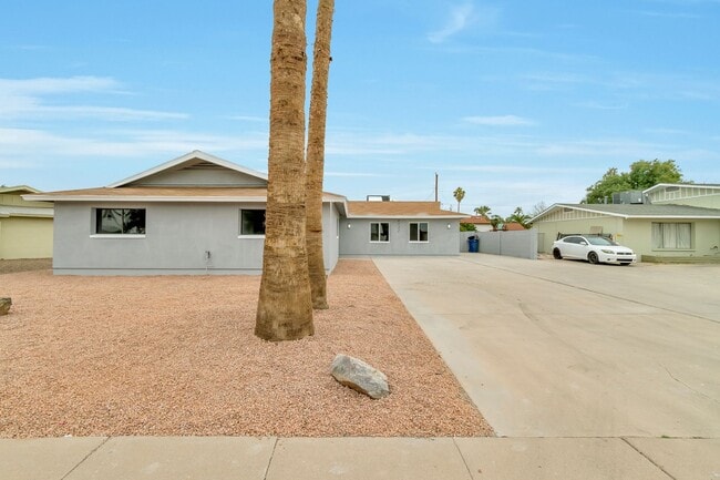 Building Photo - Prime ASU-Area Property: 6-Bedroom Pool Home with 2-Car Garage