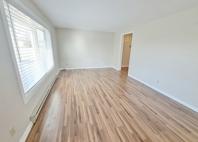 Building Photo - 3 Bed / 1-1/5 Bath Single Family Home w/Attached 2-Car Garage