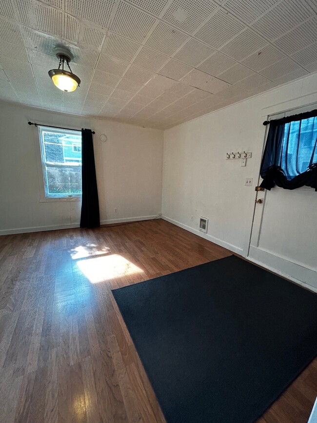 Building Photo - 503.5 S Almon St