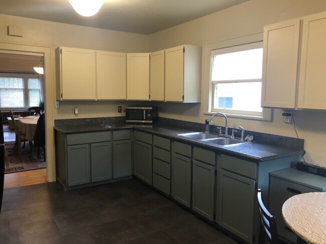 Building Photo - 3007 16th Ave S