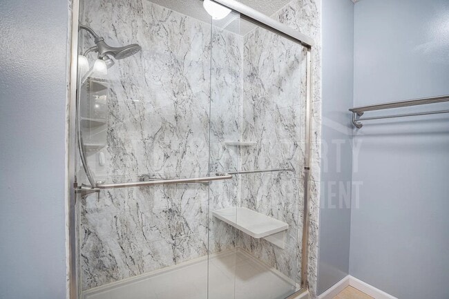 Building Photo - Great Condo near the Lake!