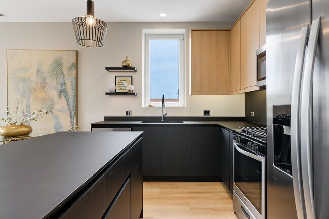 Building Photo - 6035 W North Ave