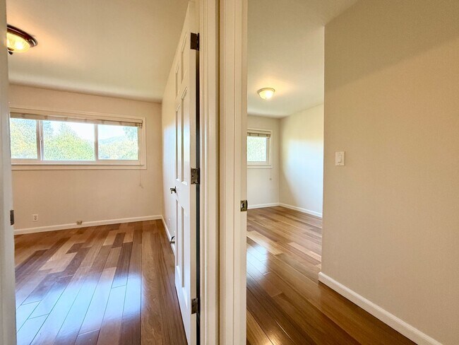 Building Photo - Gorgeously Updated 4-Bed/3-Bath Home & Ent...