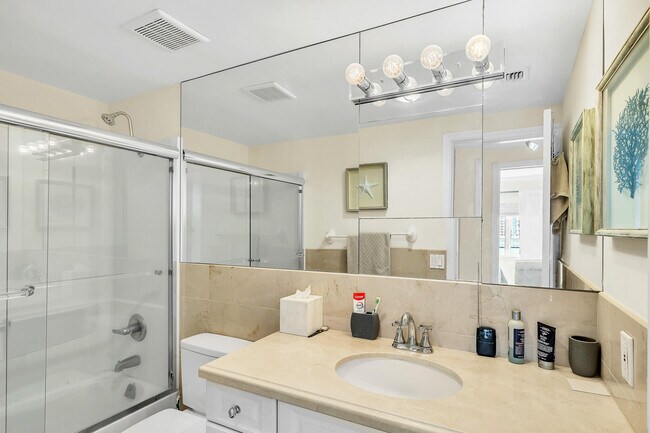 Building Photo - 250 Bradley Pl