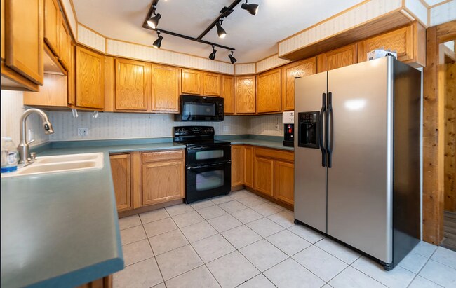 Building Photo - 25% OFF FIRST MONTHS RENT - Large Beautifu...
