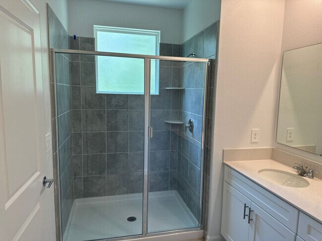 Building Photo - Beautiful Townhome  3 Bedroom 2.5 Bathroom