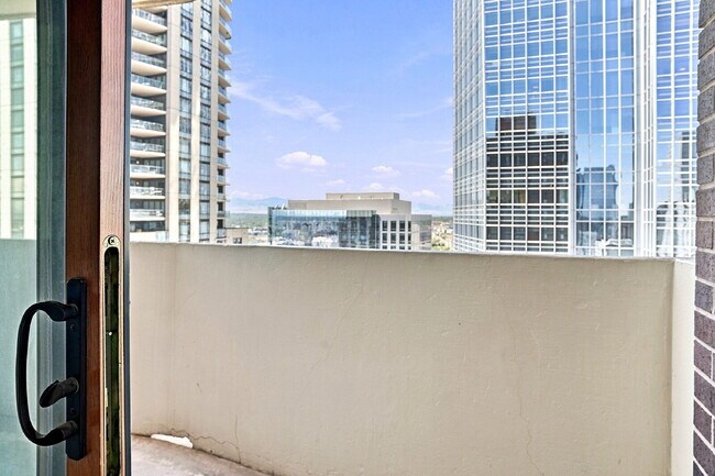 Building Photo - $1,395.95 - 1 Bed, 1 Bath Condo in Downtown Denver with Central AC, and Building amenities.