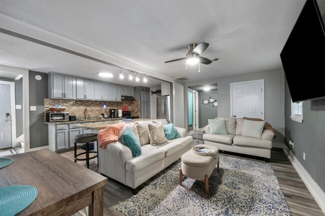 Primary Photo - 3218 Ave Q 1/2