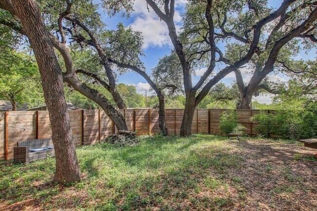 Building Photo - 3317 S Oak Dr