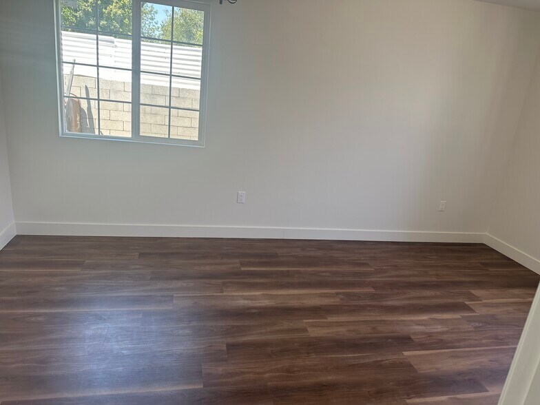 bedroom entrance - 7333 Kraft Ave