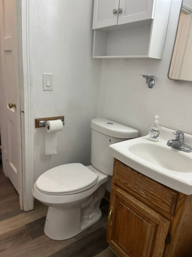 Building Photo - 866 Warwick Dr