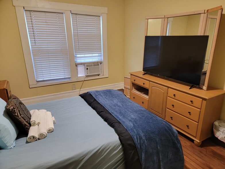 Building Photo - 8416 Brush St