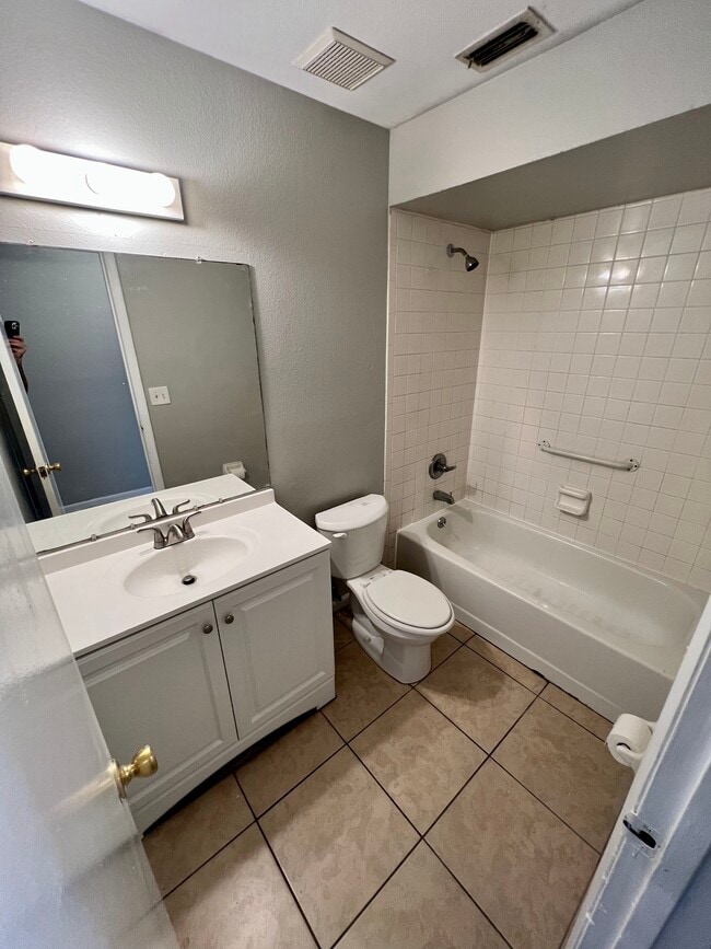 Building Photo - Lakeland Oregon Duplex