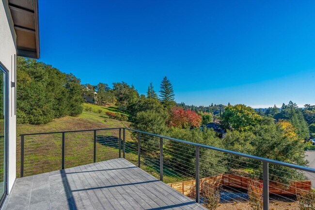 Building Photo - 1580 Clear Ridge Dr