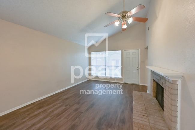 Building Photo - $1,549! 2/Bed1.5Bath duplex in Arlington!