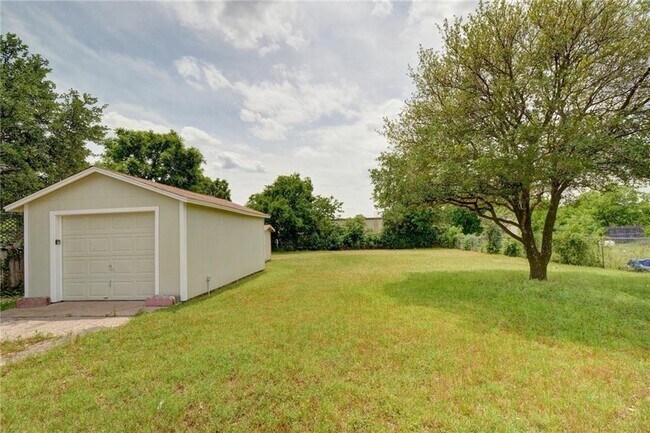 Building Photo - 503 W Grady Dr