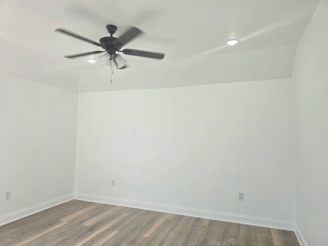 Building Photo - 20315 Lakeland Falls Dr