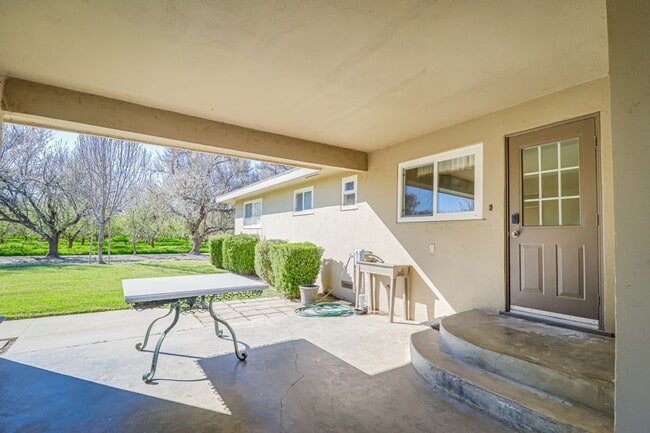 Building Photo - Charming Farmhouse Retreat in Northwest Bakersfield!