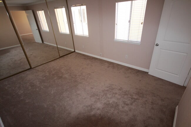 Building Photo - 2 Bedroom Upgraded Condo Close to UCSD - H...