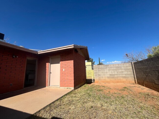 Building Photo - 4207 Calle Barona