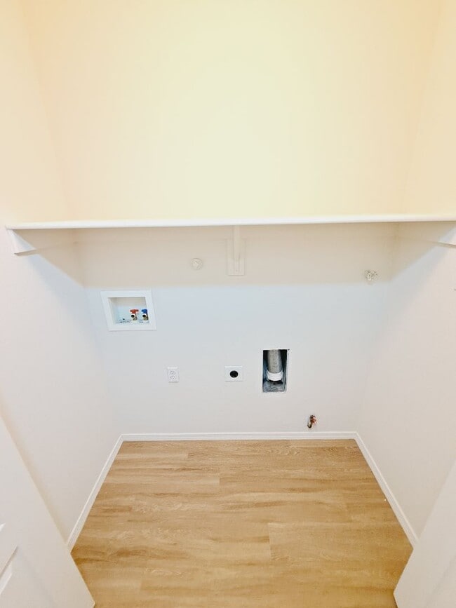 Building Photo - 4 bed home available in Huning Ranch!