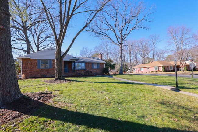 Building Photo - Welcome Home to Pinedale Farms in Westend!