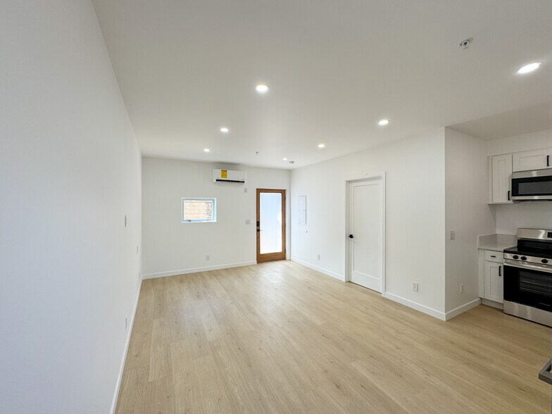 Building Photo - 956 Camulos St