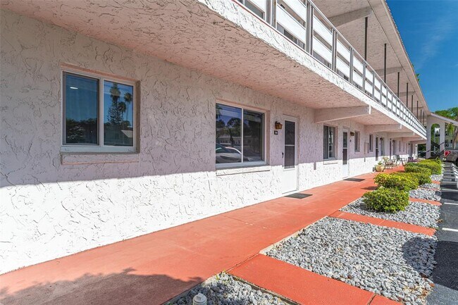 Building Photo - 1100 Martinique Dr