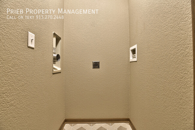 Building Photo - 884 S Woodson Ct