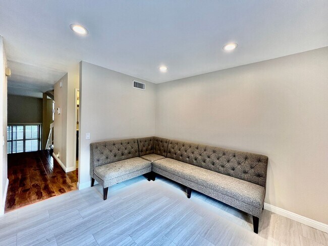 Building Photo - Beautiful 3B/2.5BA W/ Attached 2 Car Garag...