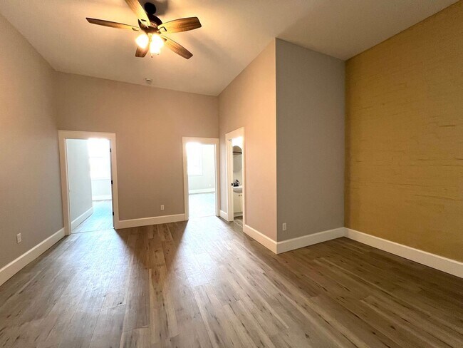 Building Photo - 2 Bedroom/1 Bathroom Unit in Delavan!