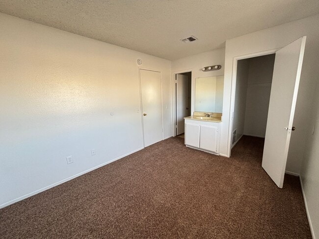 Building Photo - East Palmdale Townhouse