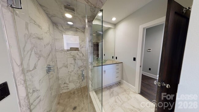 Building Photo - 420 Queens Rd