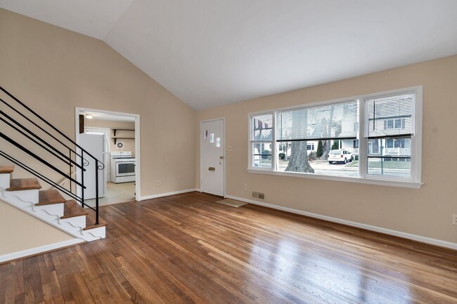 Building Photo - Well Maintained 3 Bedroom 1.5 Bathroom Spl...