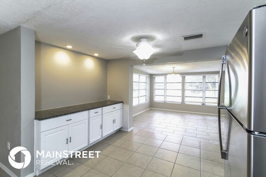 Building Photo - 4215 Tarpon Rd