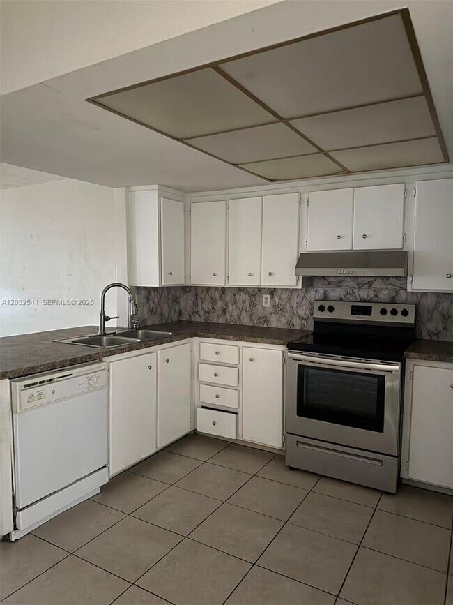 Building Photo - 7813 NW 70th Ct