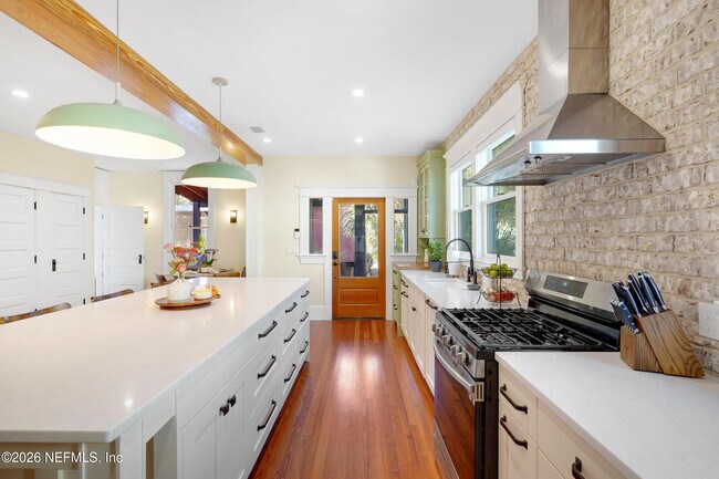 Building Photo - 290 St George St