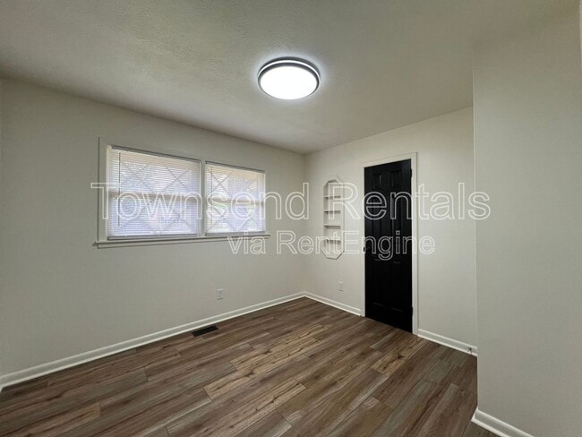 Building Photo - 1319 Camelot Dr