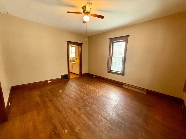 Building Photo - 909 S 6th Ave