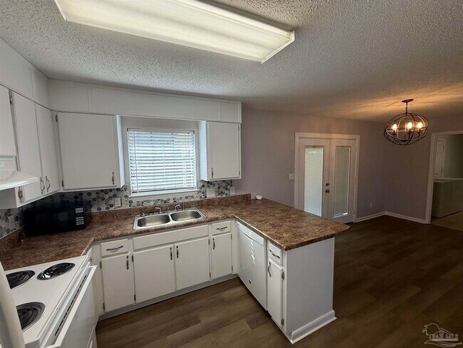 Building Photo - 6931 Falcon Dr