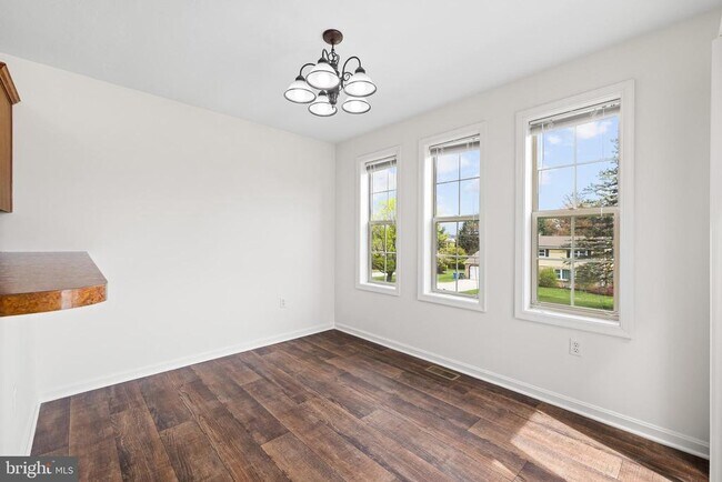 Building Photo - 8 Shady Tree Ct