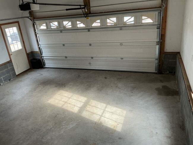 Building Photo - Welcome home!  Sought after Lake of the Woods!