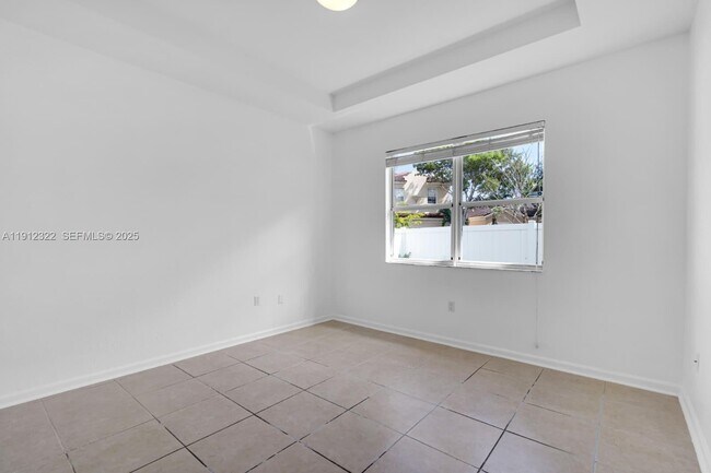 Building Photo - 1095 NE 39th Ave