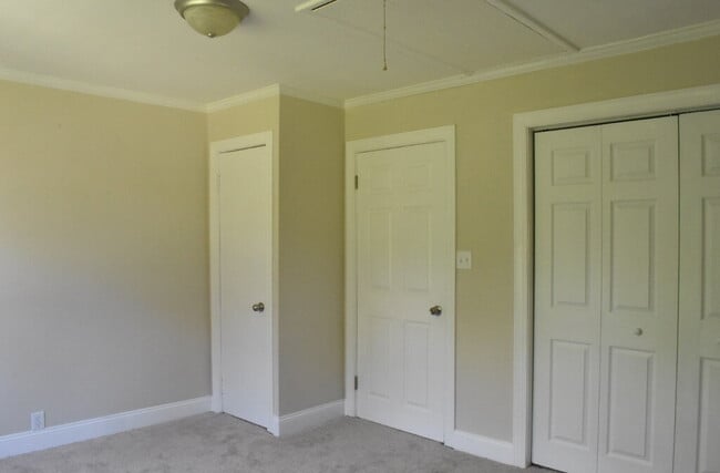 Building Photo - 3 BR, 2 BA West End Rancher